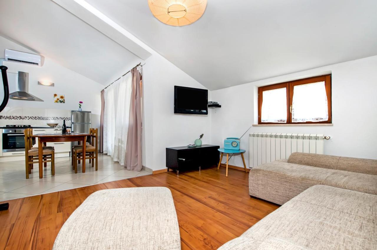 Apartments Vanda ロヴィニ エクステリア 写真
